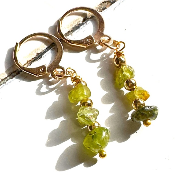 Gold peridot dangle handmade earrings bohemian and vintage - Picture 1 of 7